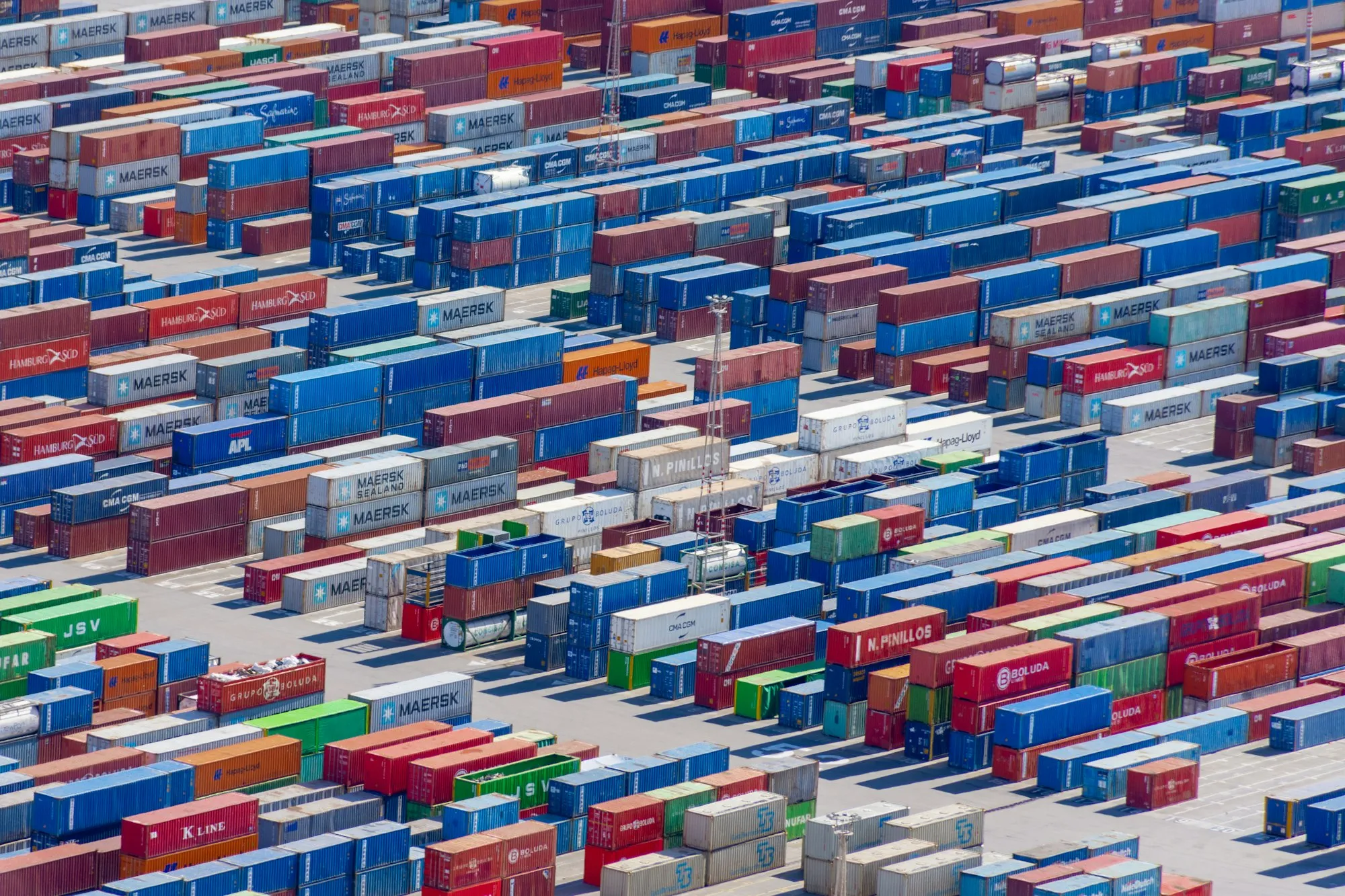 Vista aérea de contêineres de export-import enfileirados em um pátio portuário